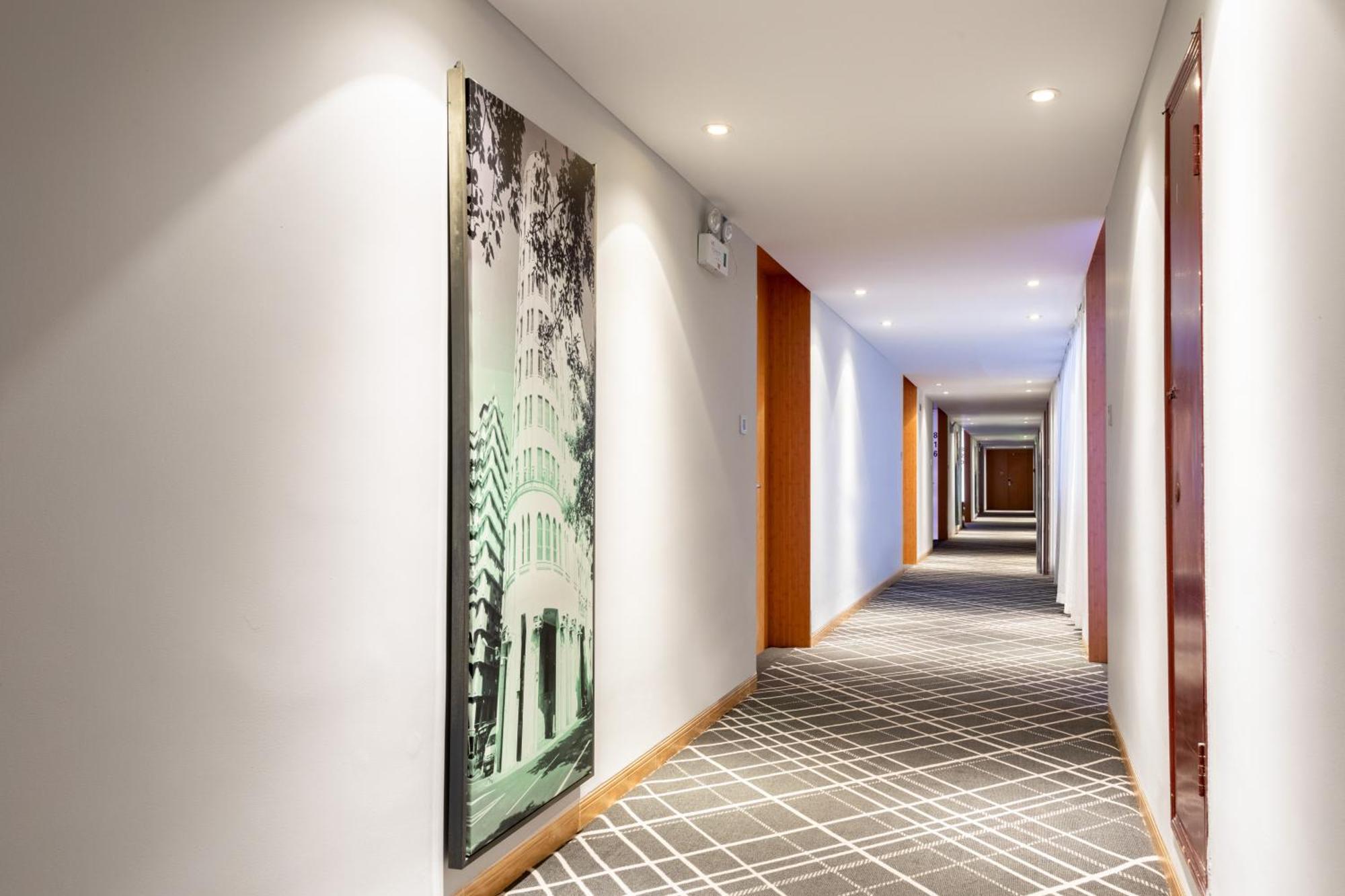 Xana Lite Hotel - Guangzhou Fangcun Huadiwan Metro Station ภายนอก รูปภาพ